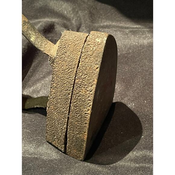 Antique Cast Iron Sad Iron - Cracked at Base - Picture 5 of 5
